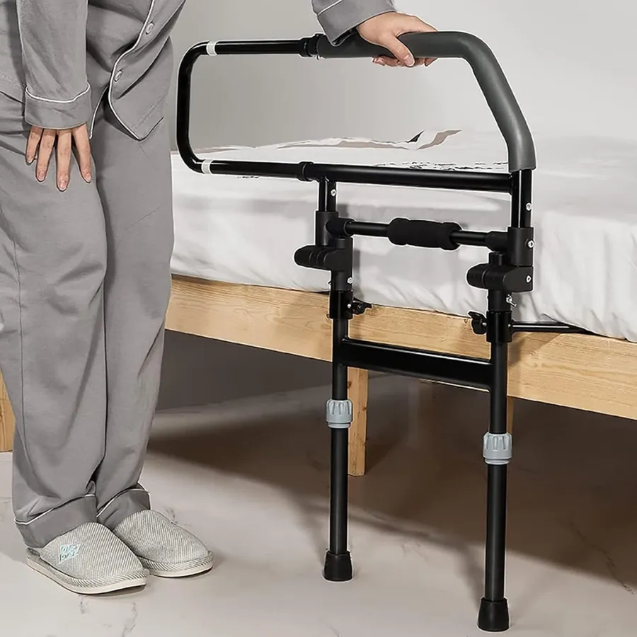 Idosa usando o Cama Aconchego para se levantar com apoio